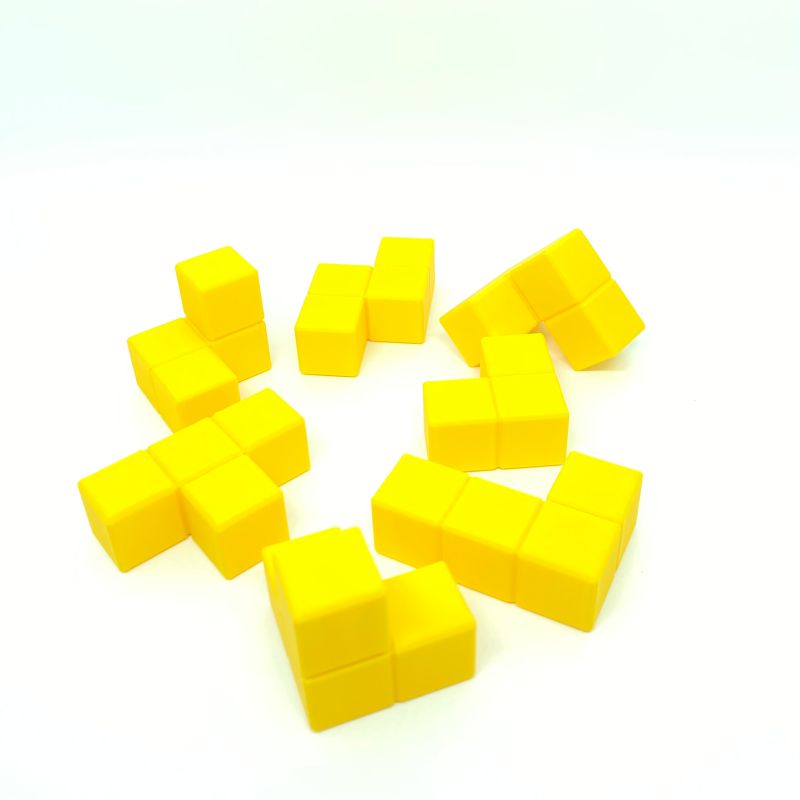 Soma Cubos amarelo com peças geométricas desmontadas para jogo educativo