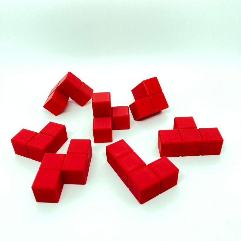 Soma Cubos vermelho com peças geométricas desmontadas