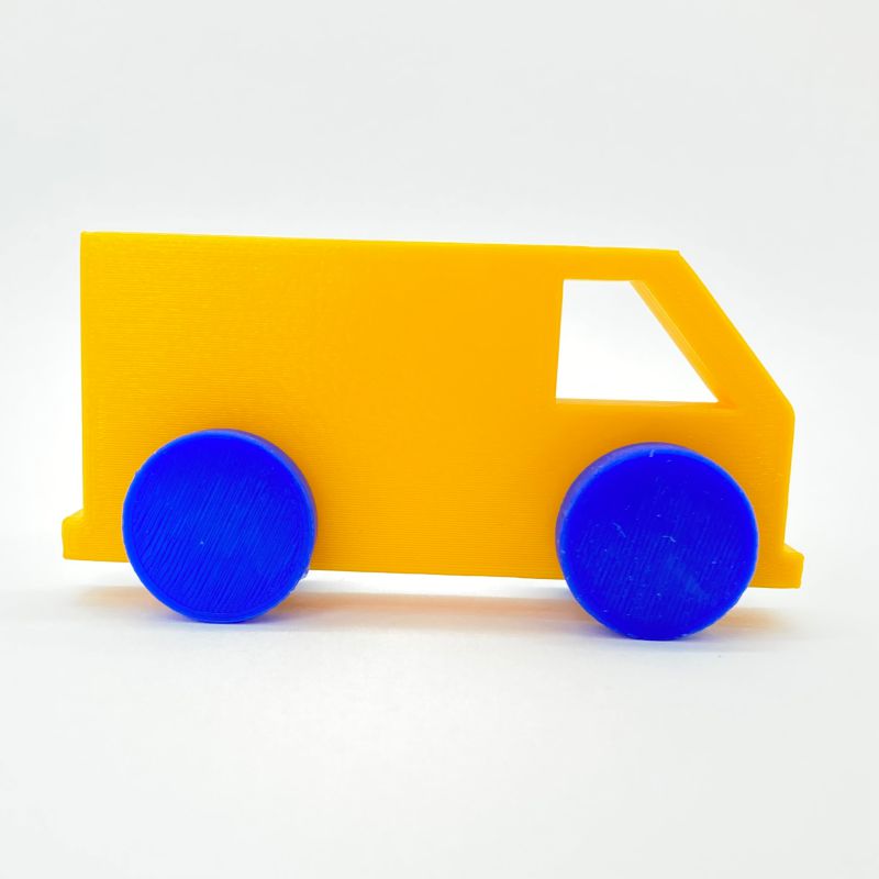 Mini Van infantil SisperDesign em design autoral, brinquedo analógico para coordenação motora e imaginação. Formas suaves e proporções pensadas para mãos pequenas. Vista lateral do mini carrinho SisperDesign com design ergonômico e acabamento cuidadoso.