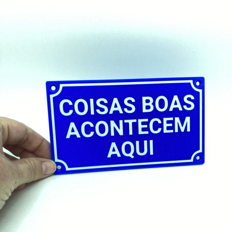 Placa decorativa SisperDesign em PLA biodegradável com a frase “coisas boas acontecem aqui”.