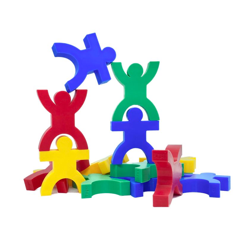 Vários bonecos coloridos (azul, vermelho, verde, amarelo) empilhados de formas diferentes e criativas sobre uma superfície branca.