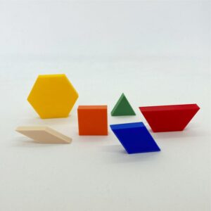 Brinquedo educativo Mosaicos SisperDesign com peças geométricas coloridas organizadas sobre fundo branco, permitindo a criação de diversas figuras.