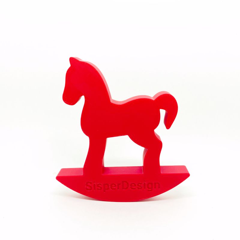Cavalo Crioulo decorativo em formato de cavalinho de balanço vermelho da SisperDesign sobre fundo branco.