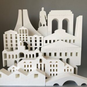 Objeto decorativo da Coleção Porto Alegre da SisperDesign, inspirado em elementos arquitetônicos e simbólicos de Porto Alegre. A peça valoriza o design autoral e a memória urbana, traduzindo a identidade cultural da cidade em um objeto contemporâneo que dialoga com afeto, história e pertencimento.